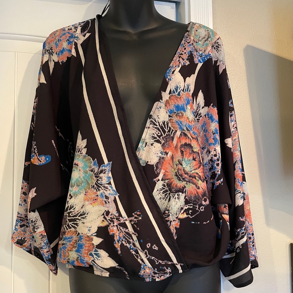 🌺Gorgeous Floral Flying Tomato Beautiful Blouse - Picture 6 of 9